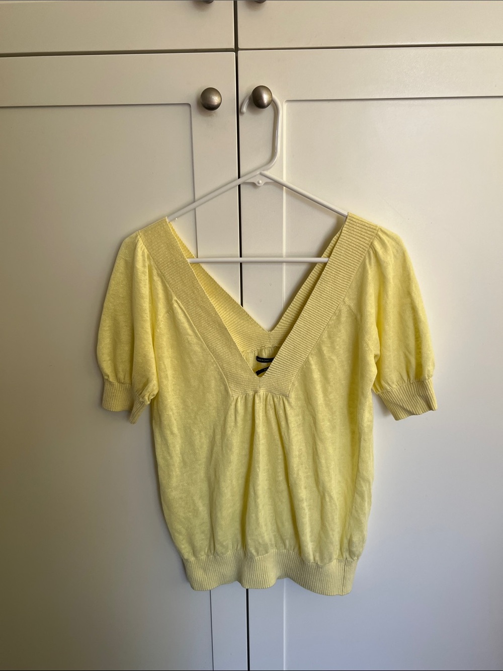 Club Monaco 100% linen
Pale Yellow V-Neck Short Sleeve Knit Top